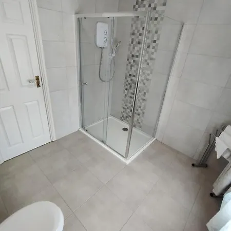 Luxury 6 Bedroom House Holiday home *